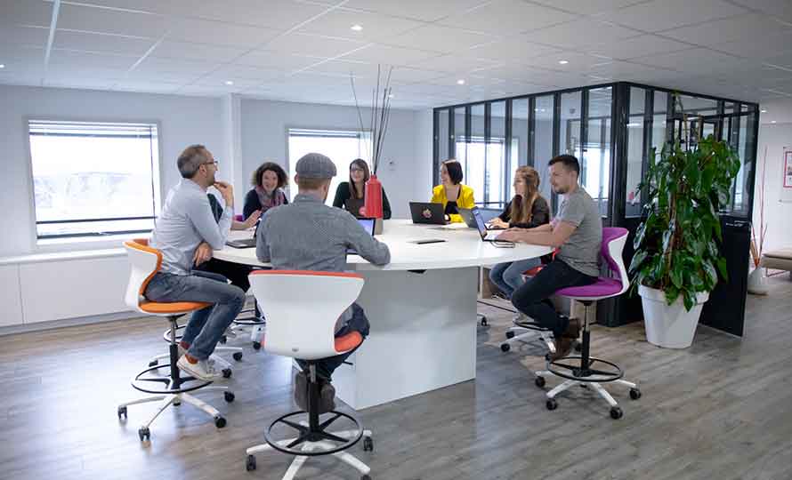 Espace de travail agréable et innovant occupé par plusieurs personnes
