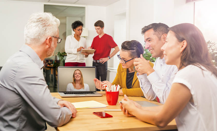 Collaborateurs souriants autour d’une table