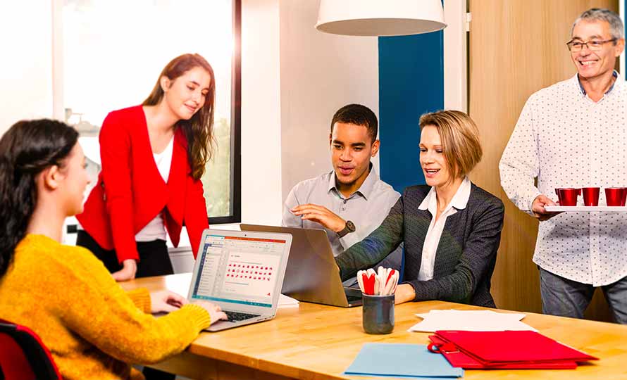 Collaborateurs d’âges différents au travail dans une salle