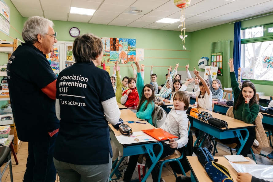 Bénévoles en classe.