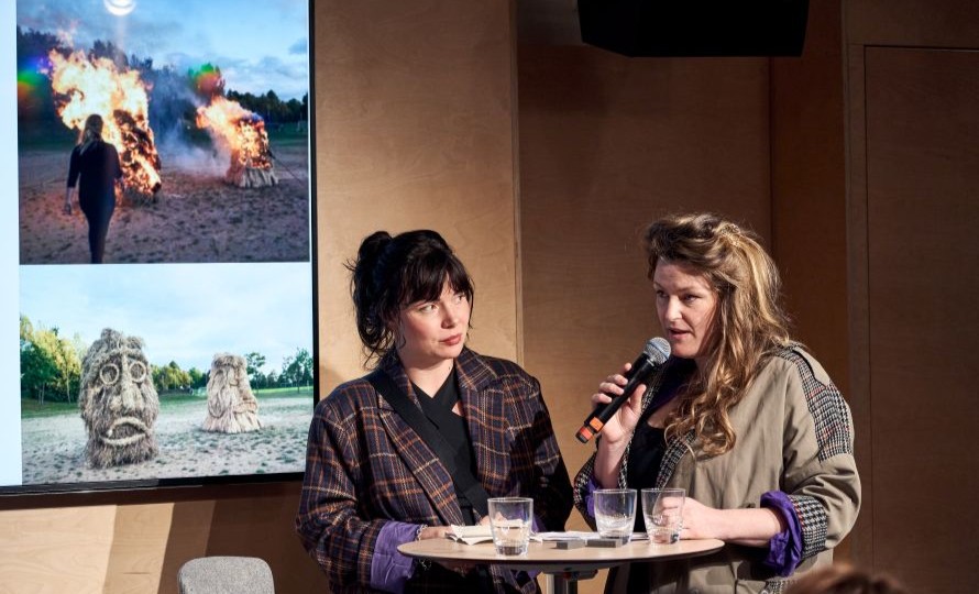 Les artistes Aurélie Ferruel et Florentine Guédon présentant au micro leur projet lors de la soirée de révélation des lauréats du Prix MAIF Métamorphoses.