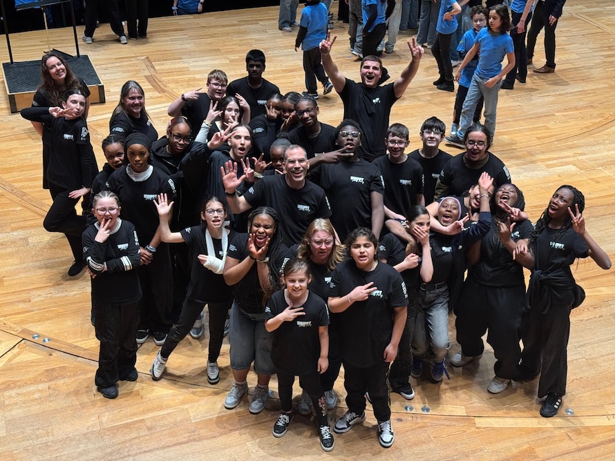 Les élèves du collège Jules-Ferry de Woippy et leur professeur d'éducation musicale à la Philharmonie de Paris
