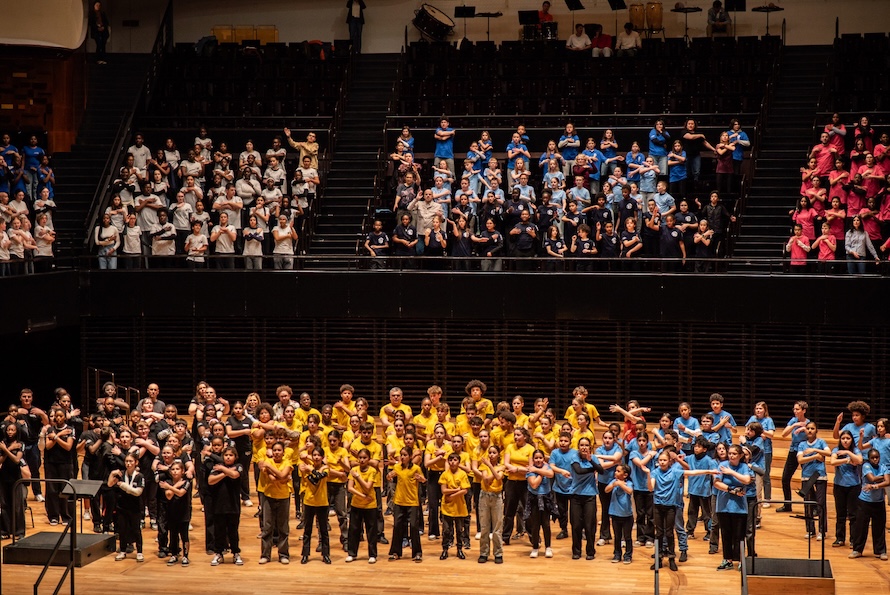 400 collégiens chantent en choeur à la Philharmonie